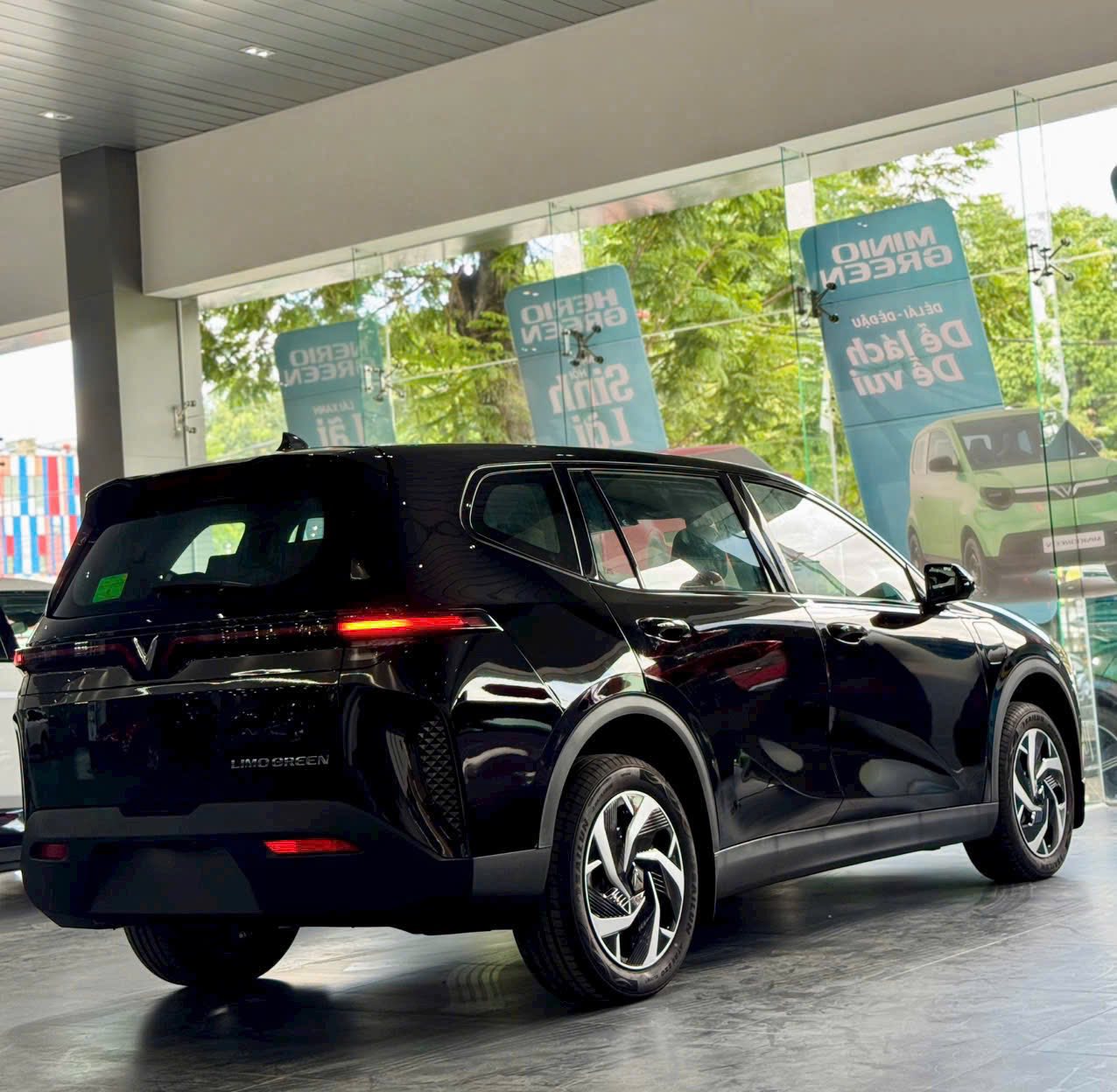 VinFast Minh Đạo Hà Huy Giáp | VinFast Limo Green trưng bày tại VinFast Minh Đạo Hà Huy Giáp