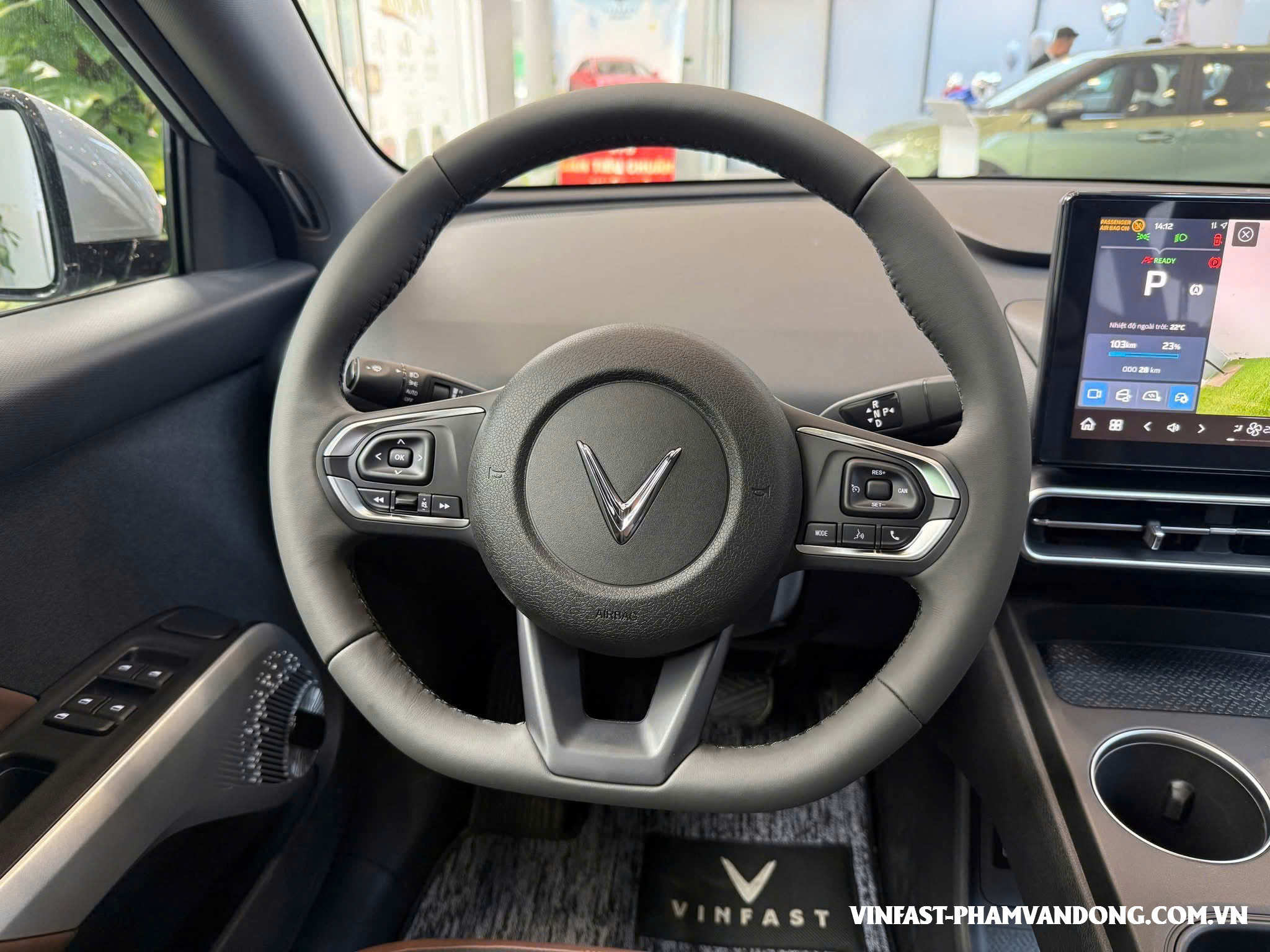 vô lăng bọc da trên xe vinfast mpv 7