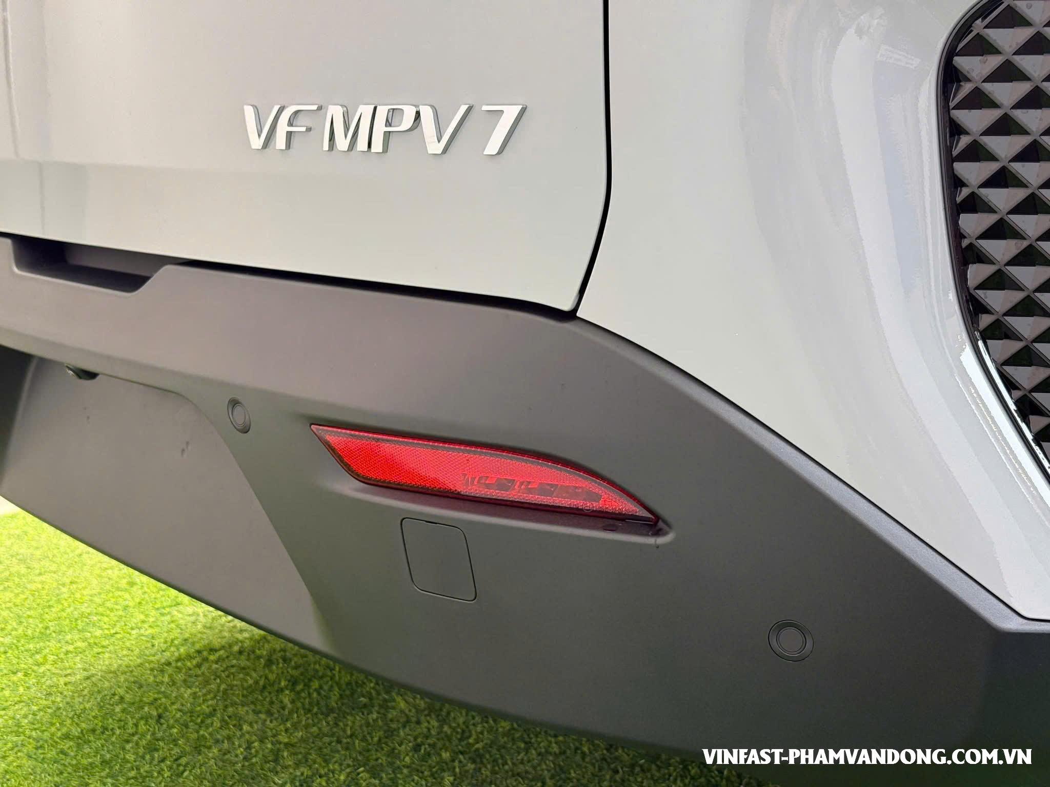 phía sau xe vinfast mpv 7