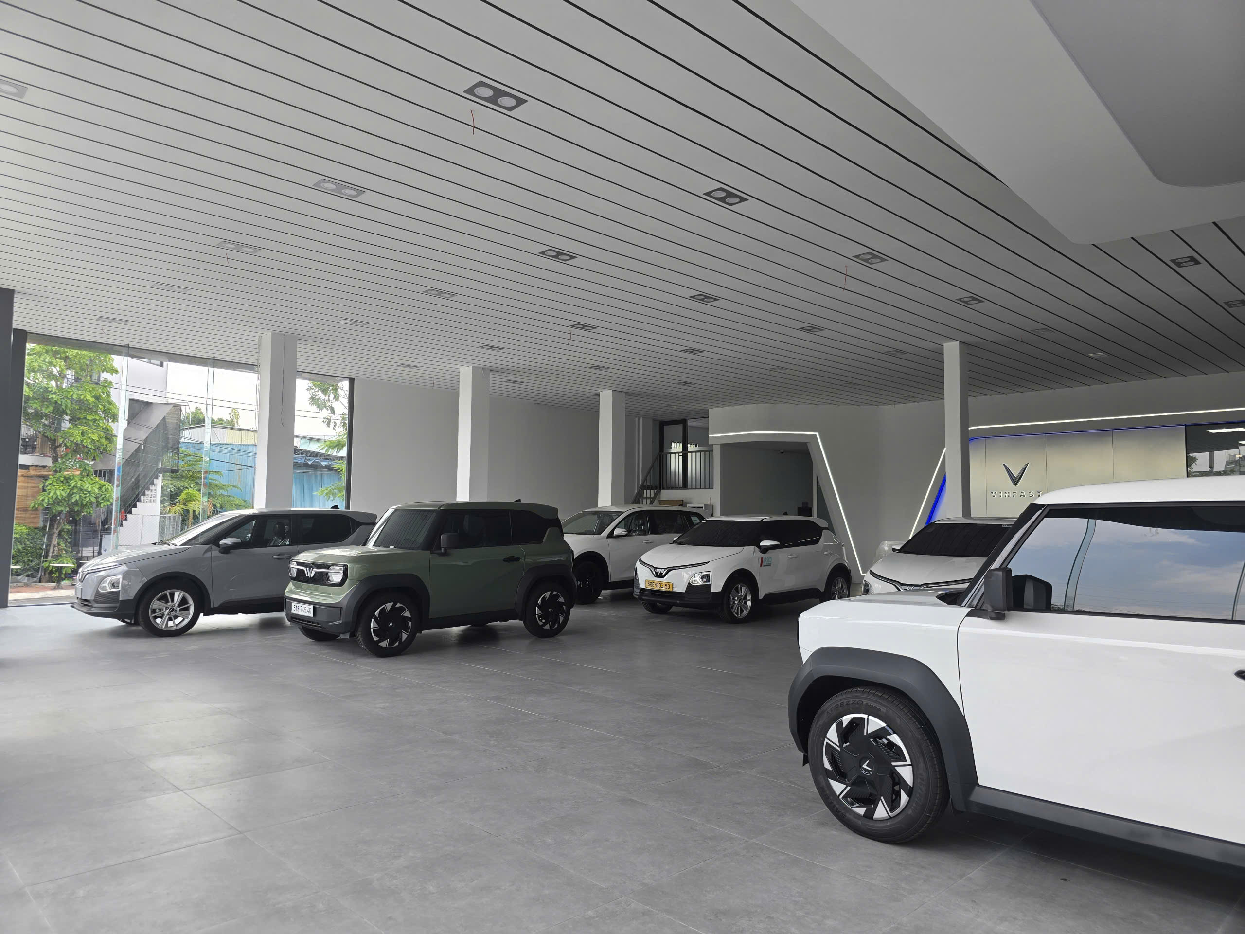 không gian showroom vinfast phạm văn đồng