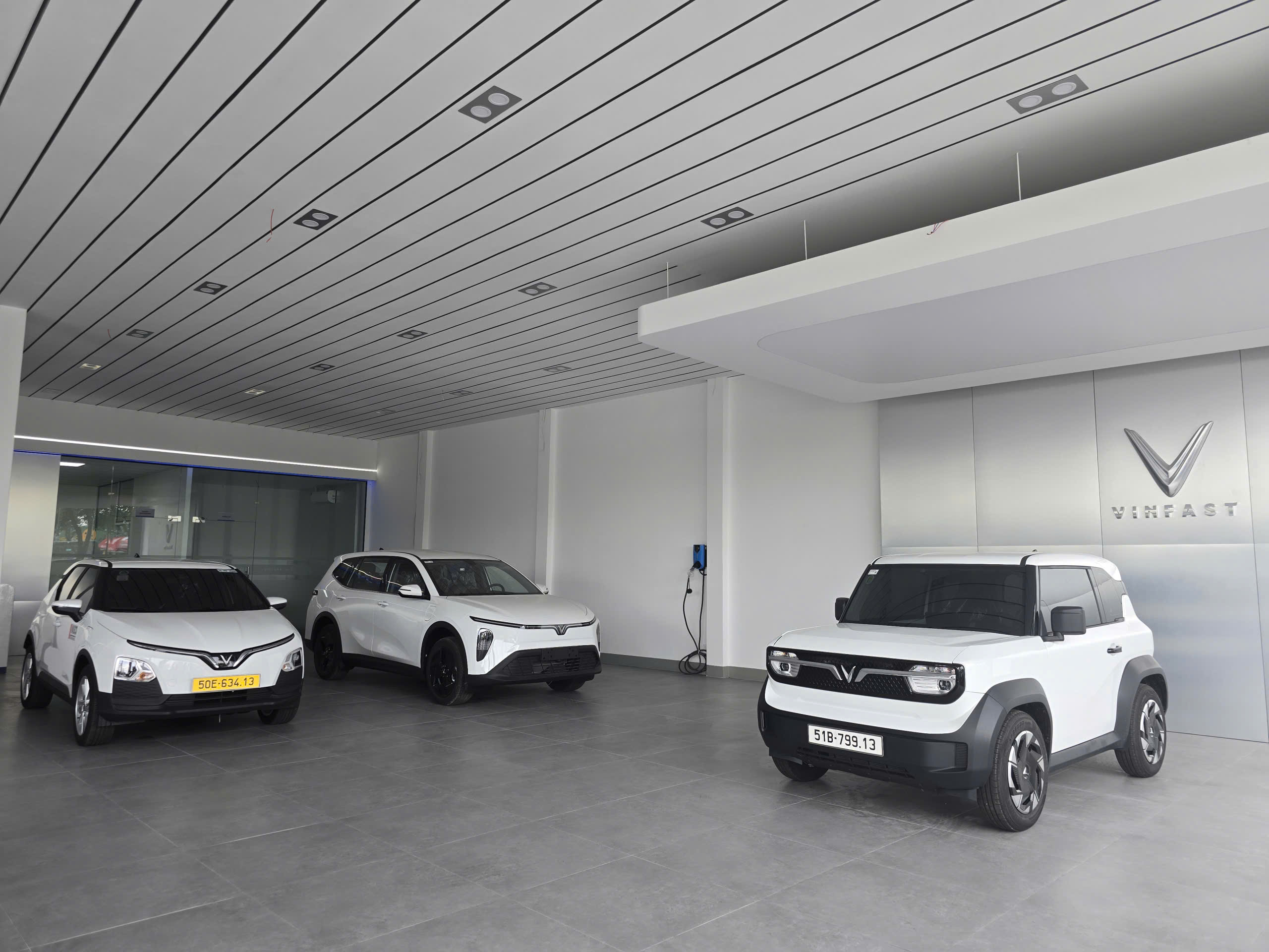Các xe chờ giao tại VinFast phạm văn đồng